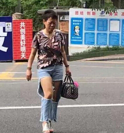 大妈年轻时肯定是潮女(图1)