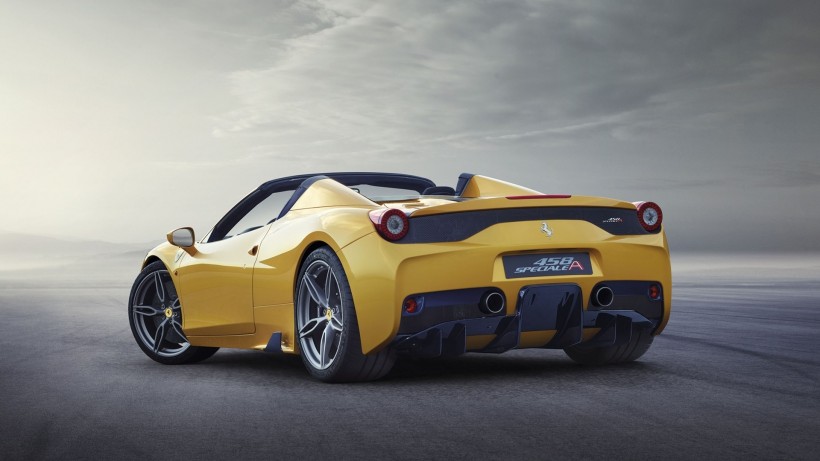 2015Ferrari  458ֽ(ͼ1)