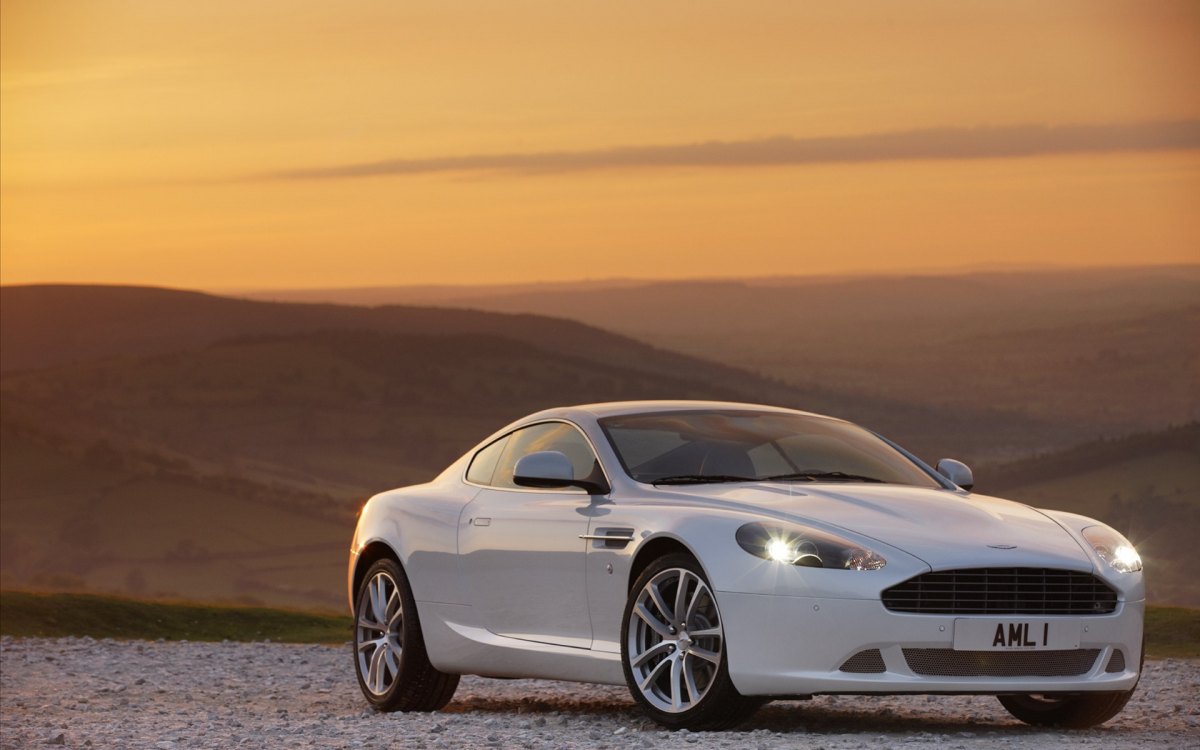 Aston Martin˹.DB9 ֽ(ͼ1)