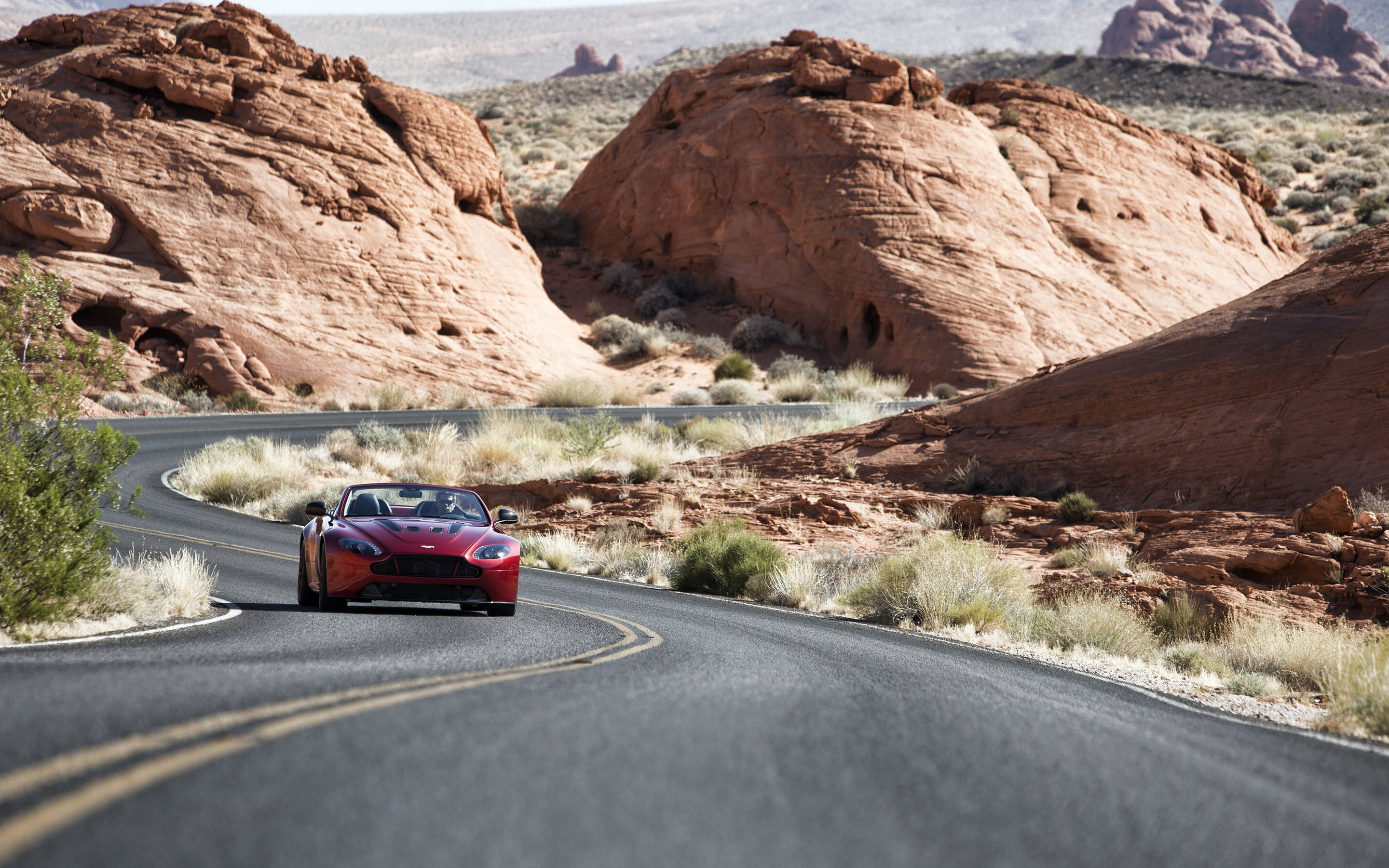 ˹١V12 VantageܳԱֽ(ͼ1)